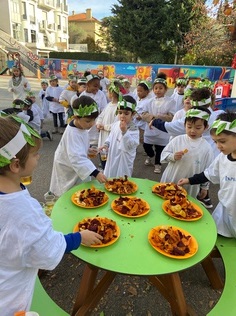 Après l'effort, le réconfort...
La participation et la motivation furent bien présentes. La matinée sportive se termina par une dégustation de chips aux légumes avant le repas de Noël à la cantine.